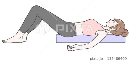 ヨガポールで体操をする女性　イラスト 133486409