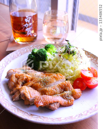 チキンの照り焼きとサラダのプレート チキンの照り焼きとサラダのプレート 133486552