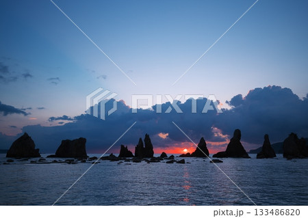 日の出の薄明光線を浴びる橋杭岩 日の出の薄明光線を浴びる橋杭岩 133486820