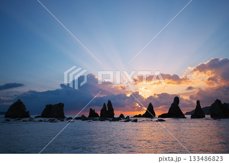 日の出の薄明光線を浴びる橋杭岩 日の出の薄明光線を浴びる橋杭岩 133486823