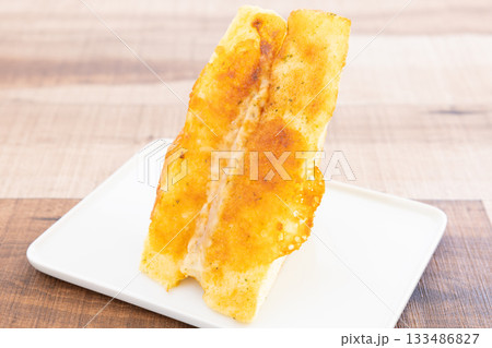 おいしい焼きチーズツナサンド 133486827