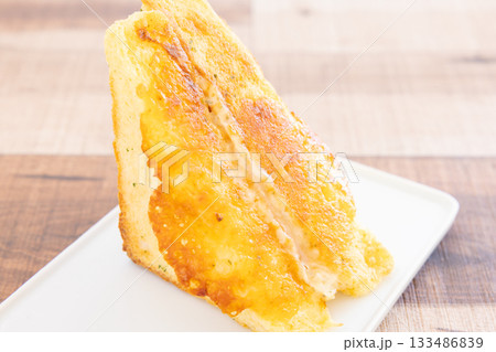 おいしい焼きチーズツナサンド おいしい焼きチーズツナサンド 133486839