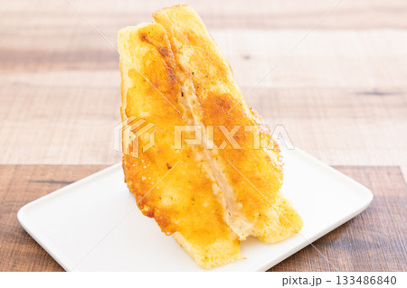 おいしい焼きチーズツナサンド おいしい焼きチーズツナサンド 133486840