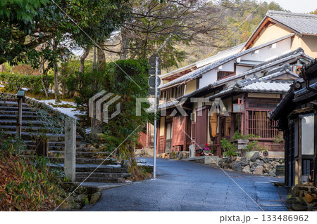 【重要伝統的建造物群保存地区】嵯峨鳥居本　冬の街並みの風景24　京都府京都市右京区 133486962