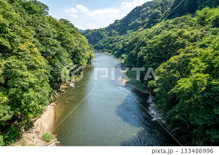 群馬県利根川の夏の渓谷、深緑の山と清流の雄大な風景 群馬県利根川の夏の渓谷、深緑の山と清流の雄大な風景 133486996