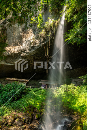群馬県棚下不動の滝(雄滝)、夏の岩肌を流れ落ちる清涼な滝 群馬県棚下不動の滝(雄滝)、夏の岩肌を流れ落ちる清涼な滝 133487006