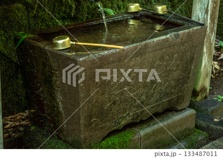 群馬県棚下不動の滝の手水鉢、苔むす石と柄杓の和の光景 群馬県棚下不動の滝の手水鉢、苔むす石と柄杓の和の光景 133487011