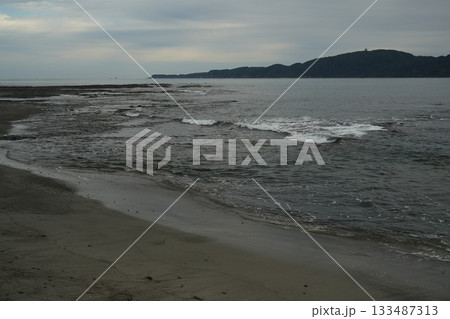 砂浜に打ち寄せる波 砂浜に打ち寄せる波 133487313