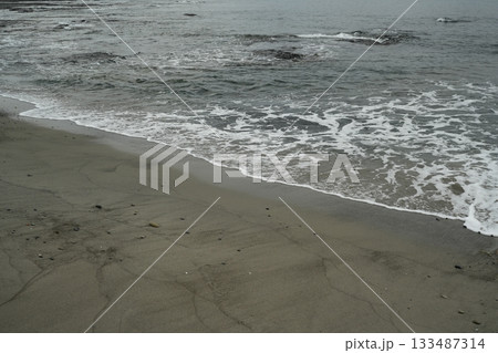 砂浜に打ち寄せる波 砂浜に打ち寄せる波 133487314