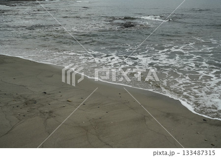 砂浜に打ち寄せる波 133487315