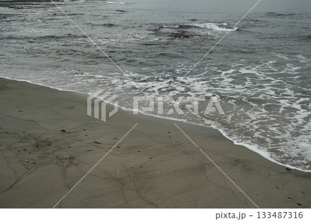 砂浜に打ち寄せる波 133487316