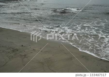 砂浜に打ち寄せる波 133487317