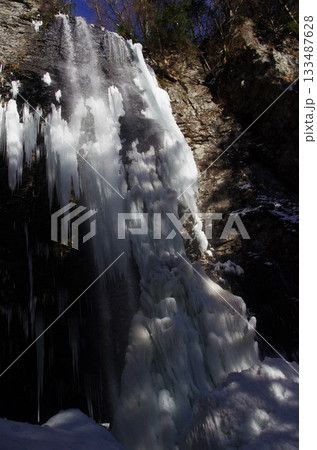 真冬の長野県御岳山新滝は、信仰のため凍てつく滝を目指す人がいます。。 133487628