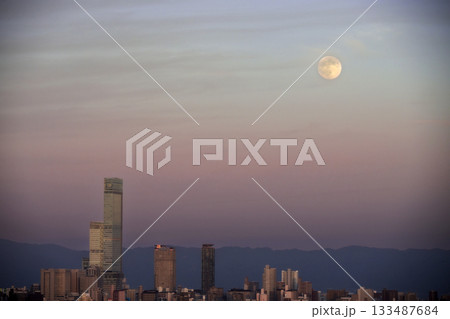 大阪市の夕景と月 大阪市の夕景と月 133487684