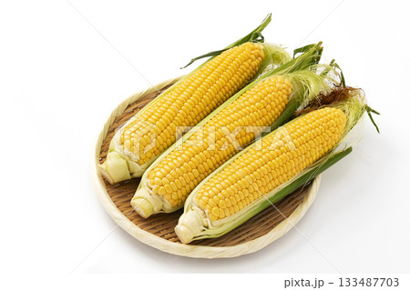白バックでざるに乗せたひげ付きとうもろこし 133487703