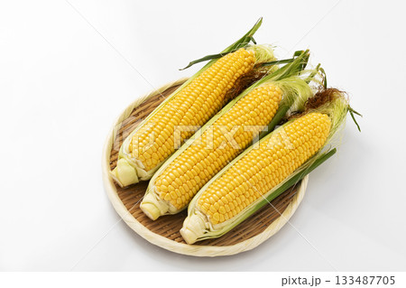白バックでざるに乗せたひげ付きとうもろこし 133487705