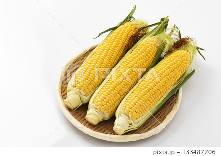 白バックでざるに乗せたひげ付きとうもろこし 133487706