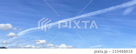 青空に浮かぶ飛行機雲 青空に浮かぶ飛行機雲 133488018