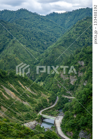 新潟県奥只見湖周辺の山間道路、夏の深緑とワインディングロード 133488192