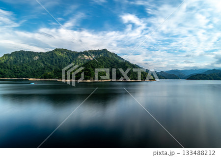 新潟県奥只見湖の長時間露光、水鏡と夏の雄大な山並み 133488212