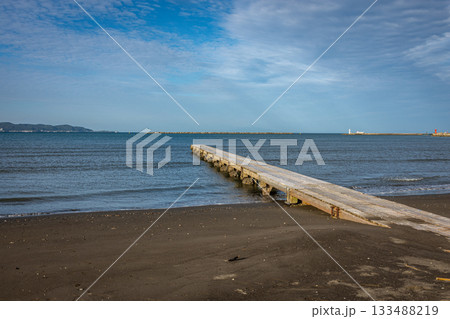 千葉県那古桟橋の海、秋の青空と砂浜に続く長い桟橋 133488219