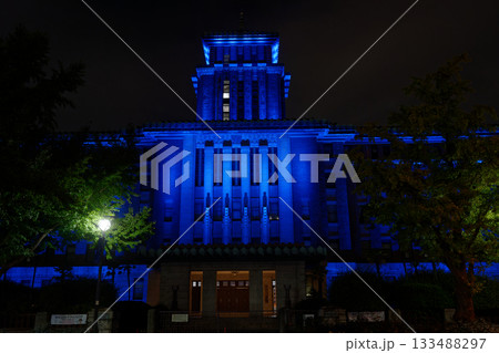 ブルーにライトアップされた神奈川県庁本館 133488297