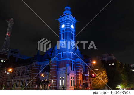 ブルーにライトアップされた横浜市開港記念会館 133488508