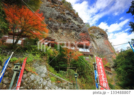 【愛媛県】晴天の岩屋寺と紅葉 133488807