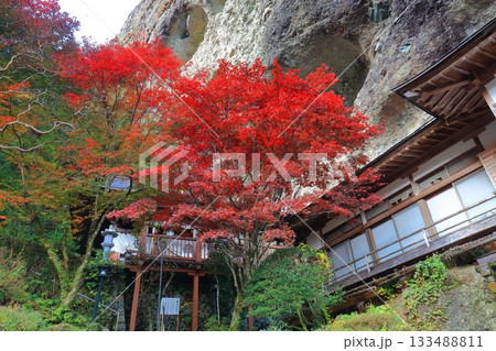 【愛媛県】晴天の岩屋寺と紅葉 133488811