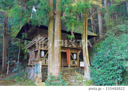 【愛媛県】晴天の岩屋寺の仁王門 【愛媛県】晴天の岩屋寺の仁王門 133488822