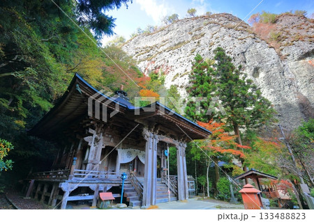 【愛媛県】晴天の岩屋寺の大師堂と紅葉 133488823