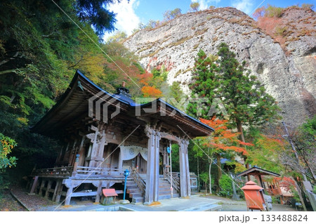 【愛媛県】晴天の岩屋寺の大師堂と紅葉 133488824
