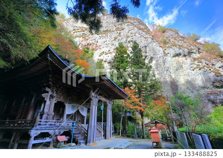 【愛媛県】晴天の岩屋寺の大師堂と紅葉 133488825