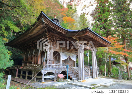 【愛媛県】晴天の岩屋寺の大師堂と紅葉 133488826