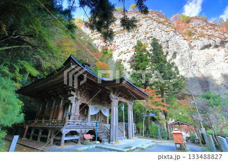 【愛媛県】晴天の岩屋寺の大師堂と紅葉 133488827