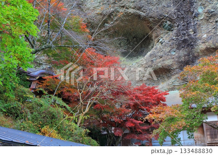 【愛媛県】晴天の岩屋寺と紅葉 133488830