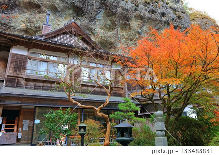 【愛媛県】晴天の岩屋寺と紅葉 133488831