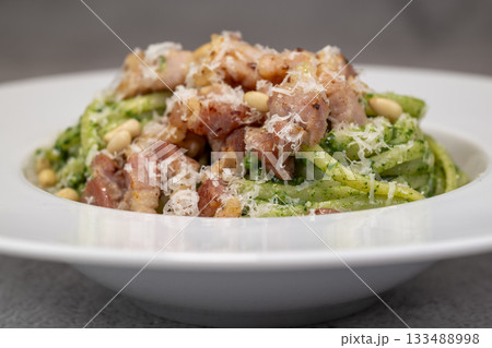 Recipe for linguine pasta with spinach pesto, smoked bacon, and Parmesan cheese 133488998