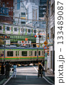 東京の踏切を通過する電車 133489087