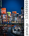夜の新宿の景観 133489089