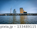 晴天のスカイツリーと隅田川 133489115