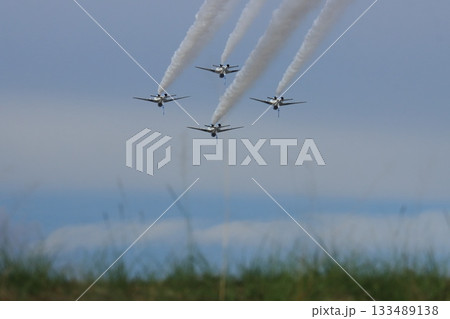 ブルーインパルスの展示飛行 フォーシップインバート 背面飛行 ブルーインパルスの展示飛行 フォーシップインバート 背面飛行 133489138