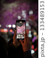 夜桜をスマホで撮影する人 133489153