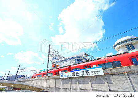 愛知県豊田市、名鉄豊田市駅に停車する電車の風景 133489223