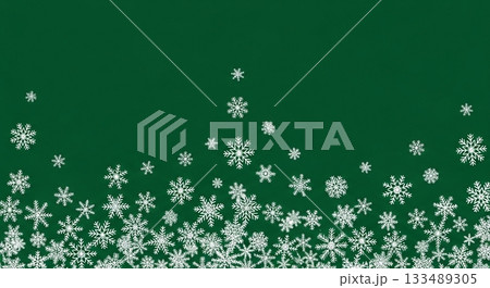 深い緑色に雪の結晶が舞う落ち着いた冬の背景 深い緑色に雪の結晶が舞う落ち着いた冬の背景 133489305