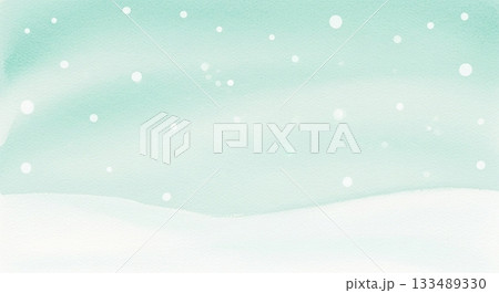淡いミントグリーンの空と柔らかい雪景色が広がる、優しい雰囲気の冬の背景イラスト 133489330