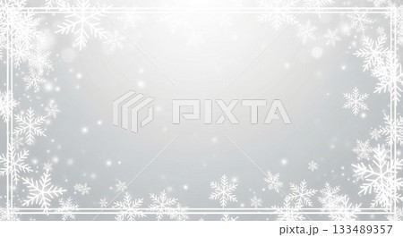 白い雪の結晶が縁いっぱいに広がる、シルバー基調のエレガントな冬のフレーム背景 133489357
