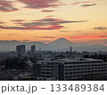 ビルから見た夕焼けの空 133489384