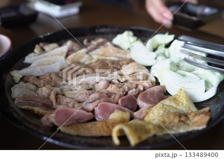 鹿児島名物：鹿児島の名物の地鶏を皿に並べる　新鮮な鶏肉を炭火焼に 133489400