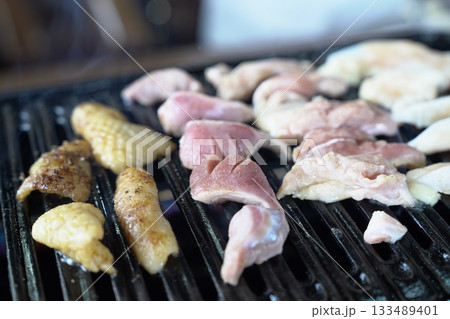 鹿児島名物：地鶏の様々な部位を焼き網で豪快に焼く炭火焼き（調理中） 133489401